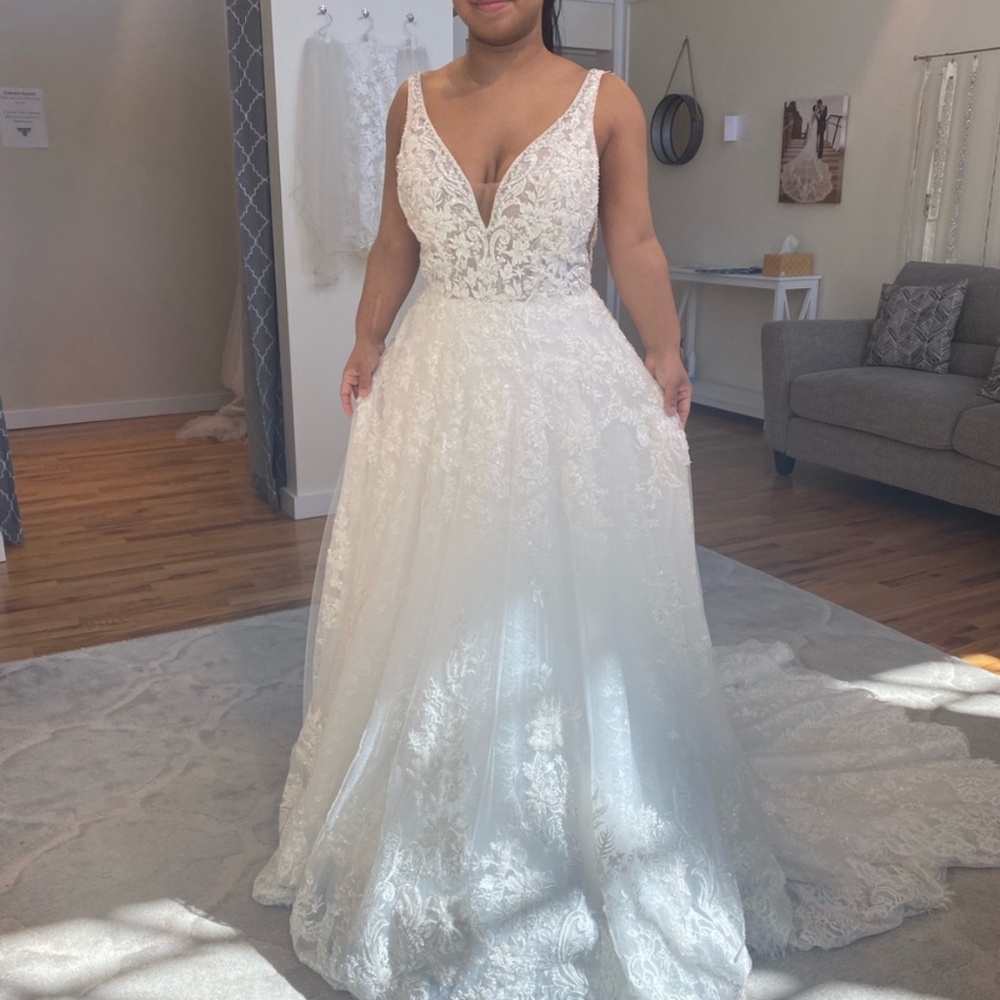 Lace and beaded wedding dress with train - Picture 4 of 4